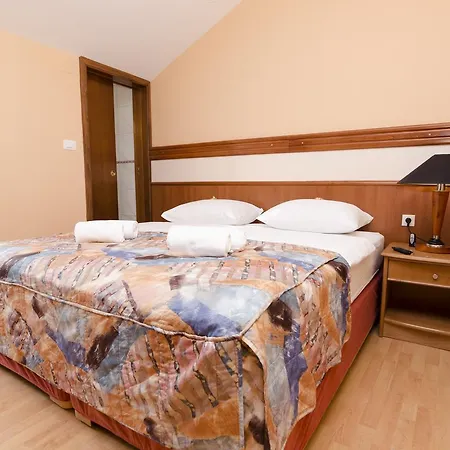 Vila Tade Bed & Breakfast 3*